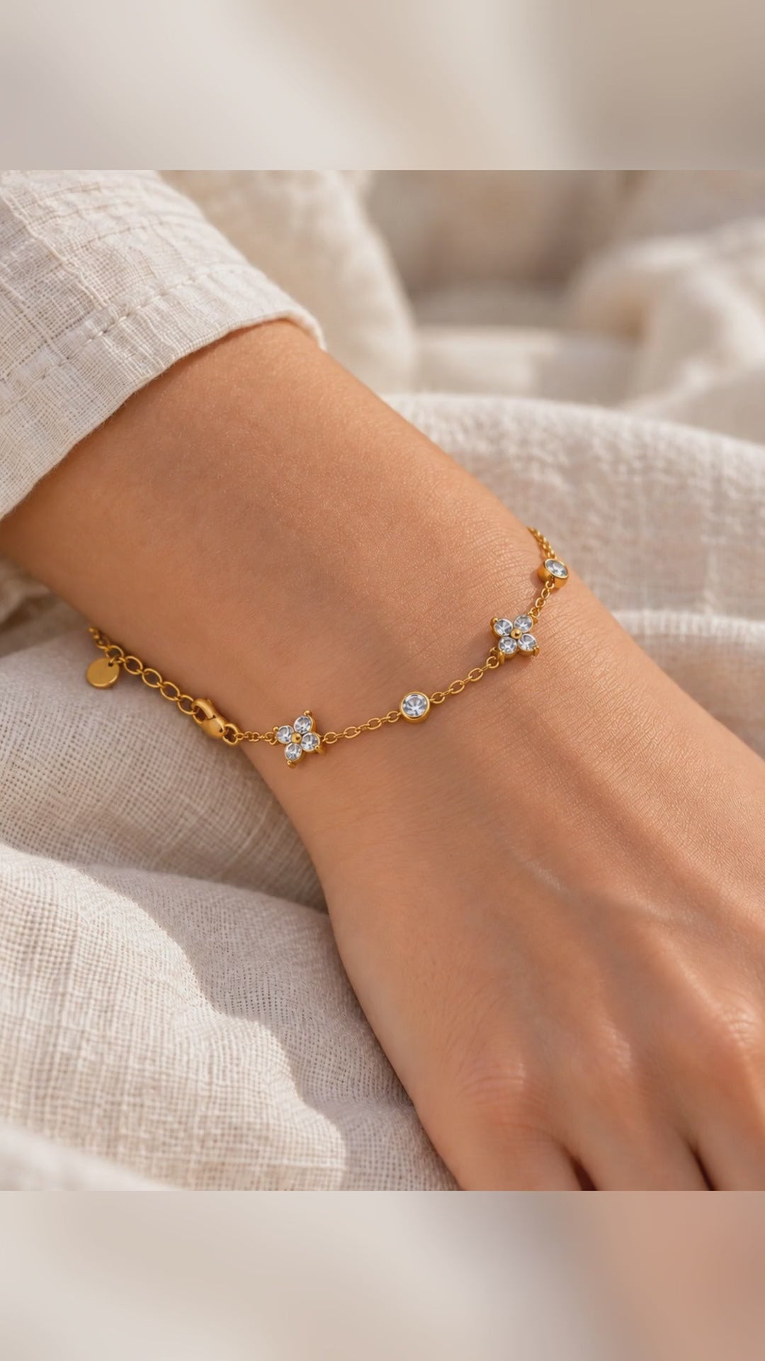 fijne-armband-met-zirkonia-bloemetjes
