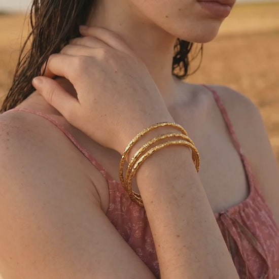 set-drie-gedraaide-armbanden