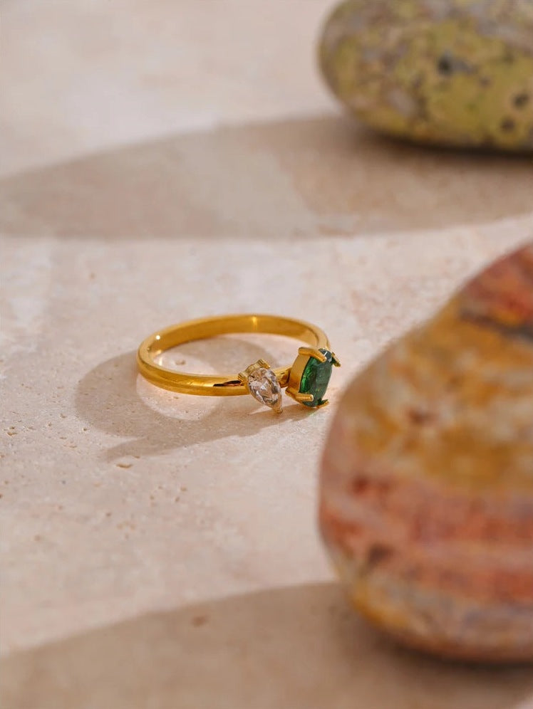 Ring mit grünem und weißem Zirkonia auf einem Stein – Charmhabit