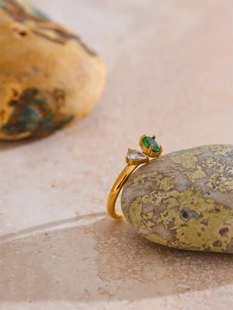 Ring mit grünem und weißem Zirkonia, Stimmungsbild mit Stein – Charmhabit