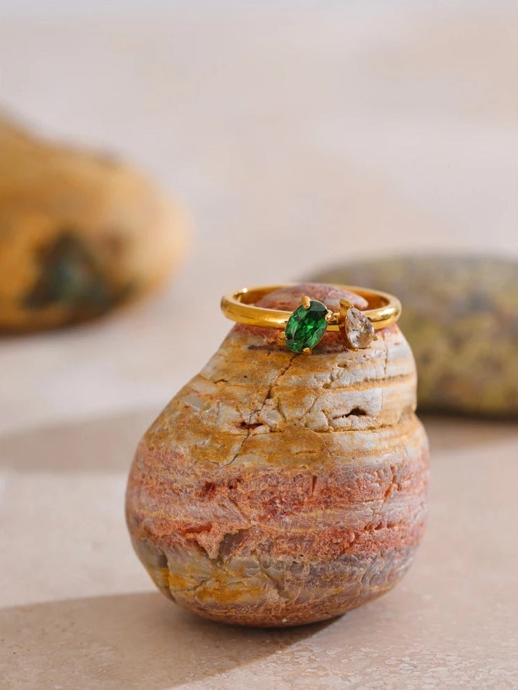 Ring mit grünem und weißem Zirkonia auf einem farbigen Stein – Charmhabit