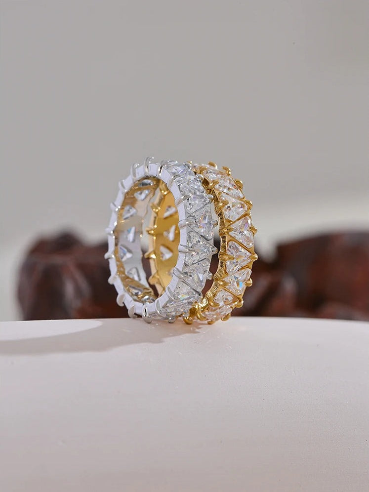 Ring with cubic zirconia hearts, in gold tone and silver tone, close-up – Charmhabit