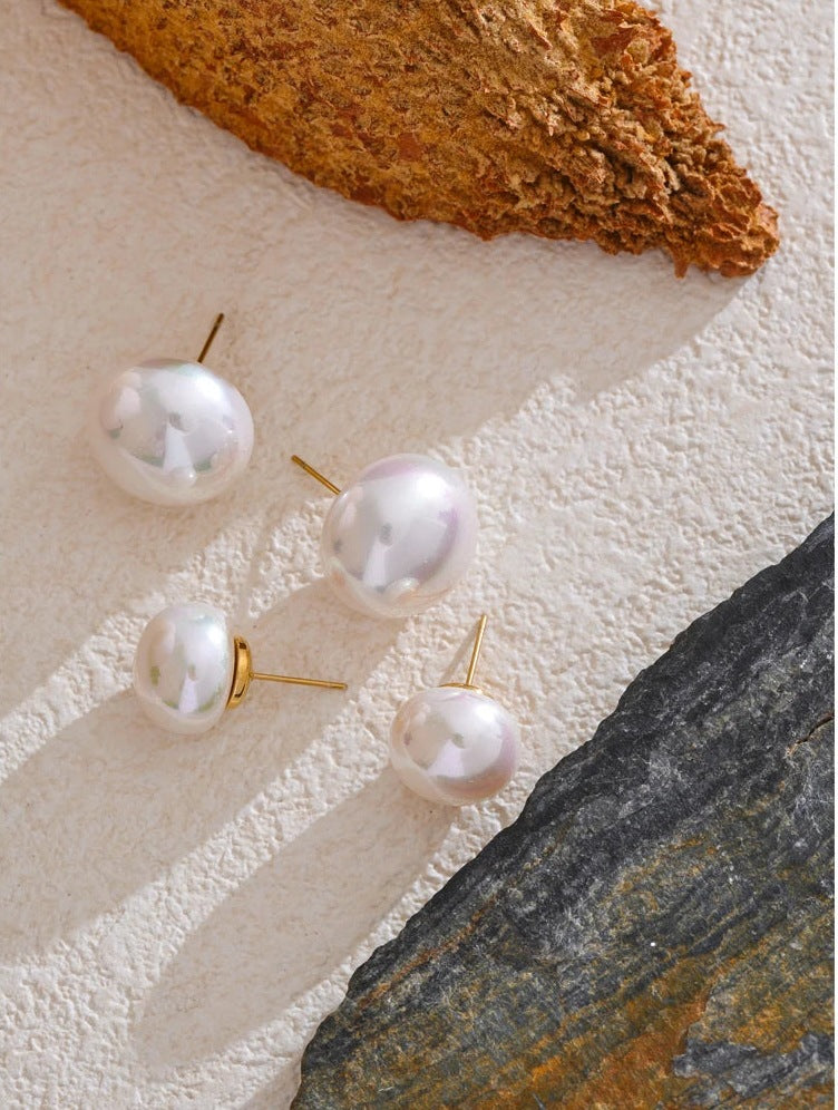 Clous d'oreilles ronds avec perle d'imitation sur une surface claire avec une pierre – Charmhabit