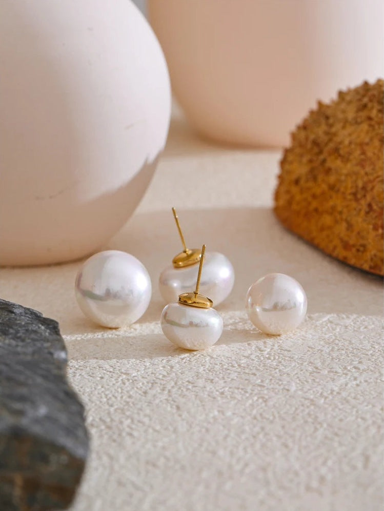 Clous d'oreilles ronds avec perle d'imitation entre des vases ronds – Charmhabit