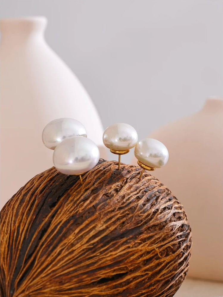 Clous d'oreilles ronds avec perle d'imitation sur une forme en bois – Charmhabit