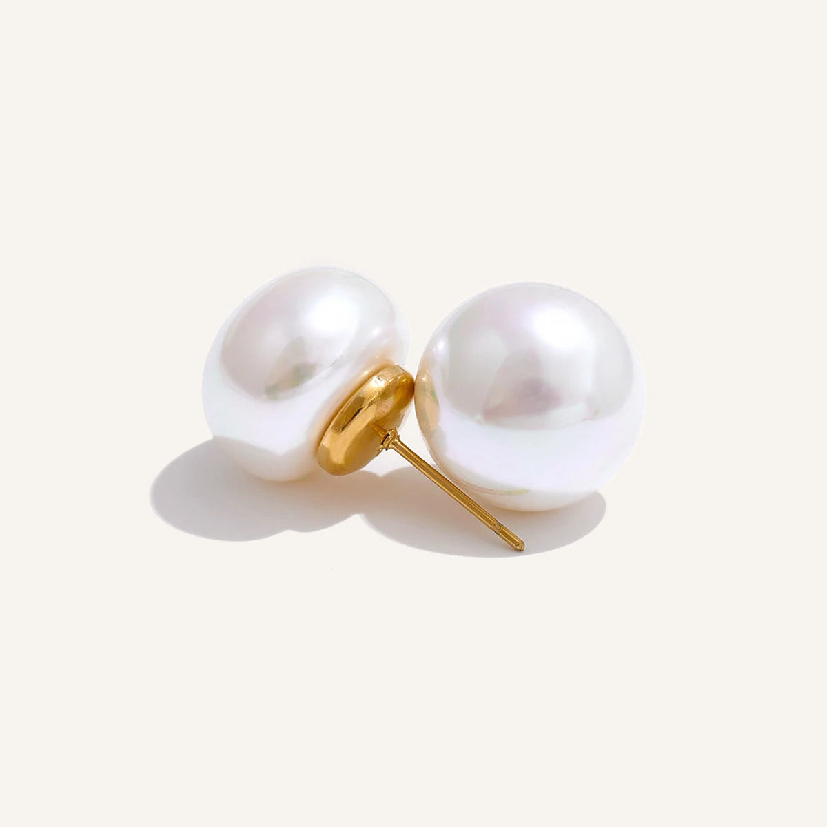 Clous d'oreilles ronds avec perle d'imitation, 12 mm, sur fond clair – Charmhabit