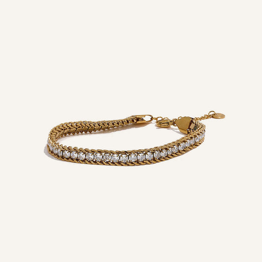 Gliederarmband mit Zirkonia, goldfarben, auf hellem Hintergrund – Charmhabit