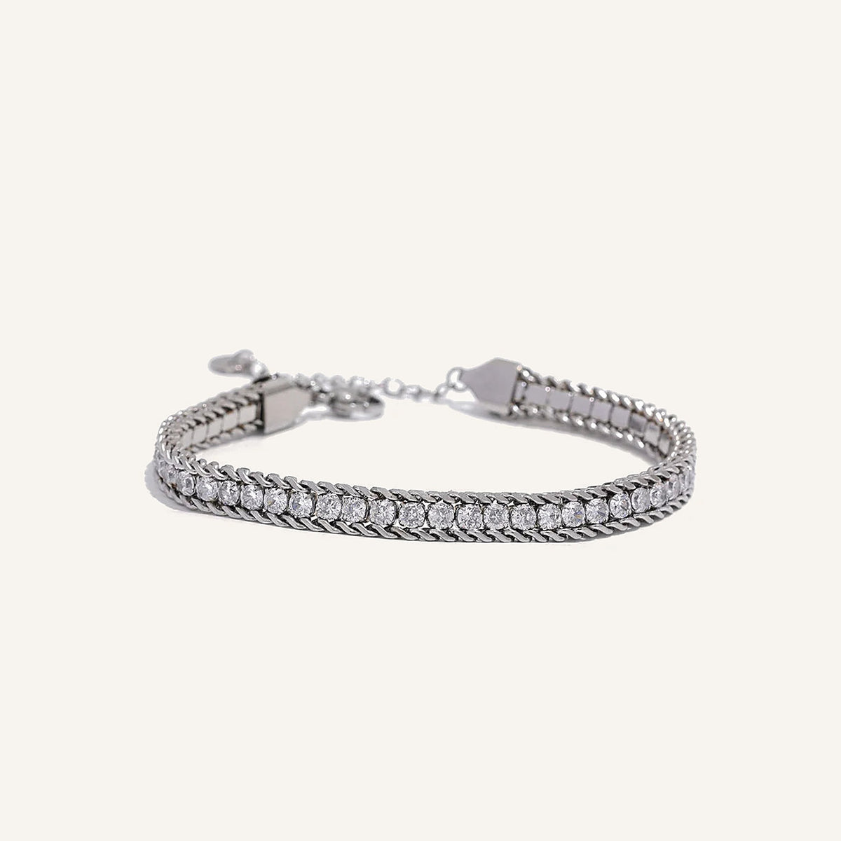 Schakelarmband met zirkonia, zilver, op een lichte achtergrond – Charmhabit