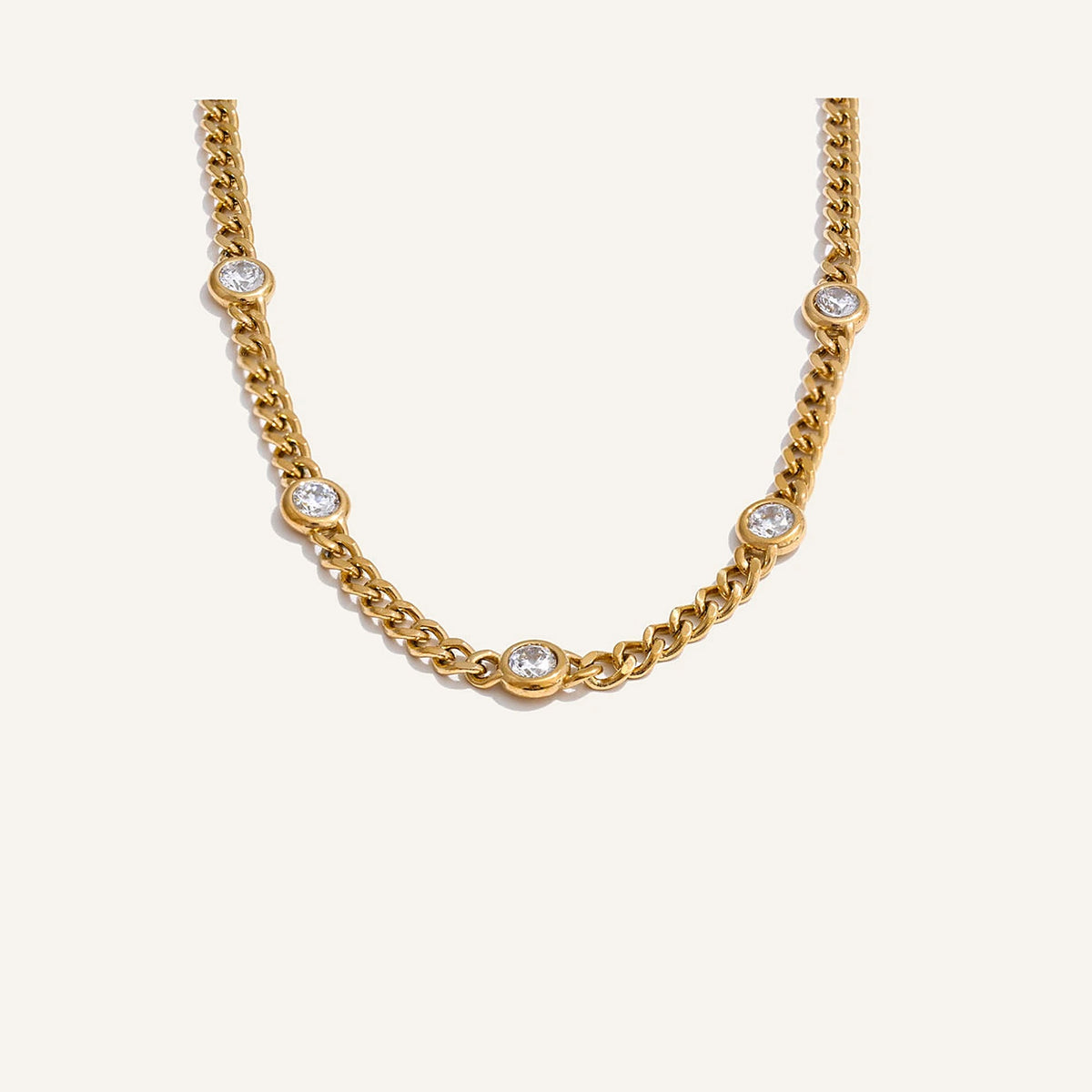 Zirkonia-Gliederkette, goldfarben, auf hellem Hintergrund – Charmhabit