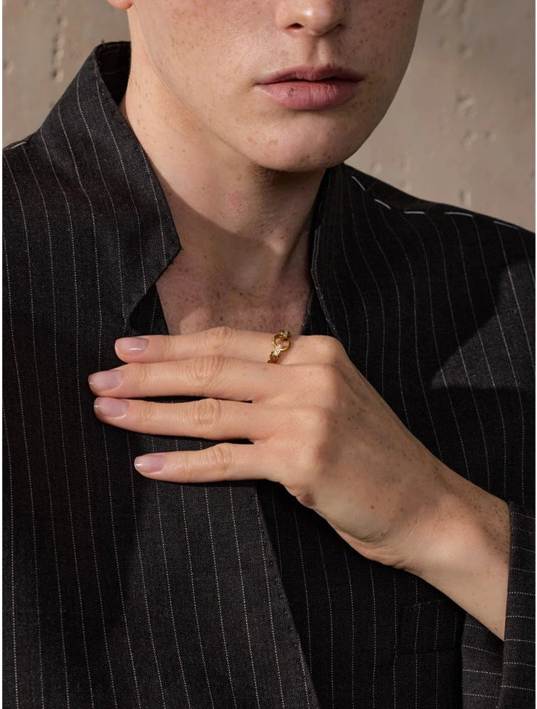 Chain-style ring with a circle and cubic zirconia, worn on the hand – Charmhabit