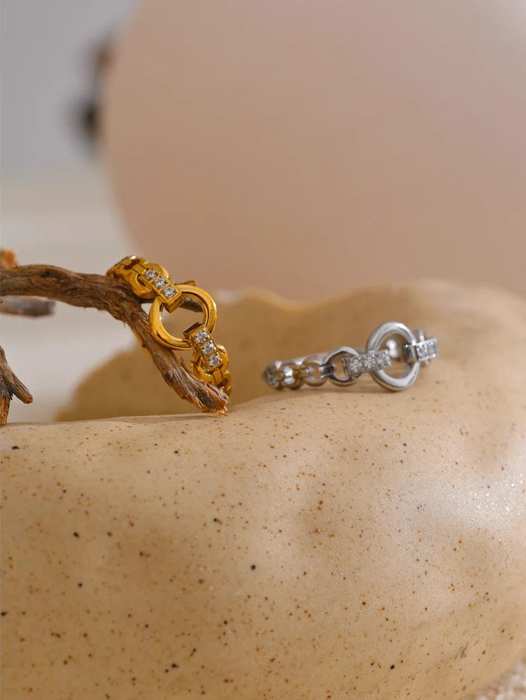 Chain-style ring with a circle and cubic zirconia, on an earthenware dish – Charmhabit
