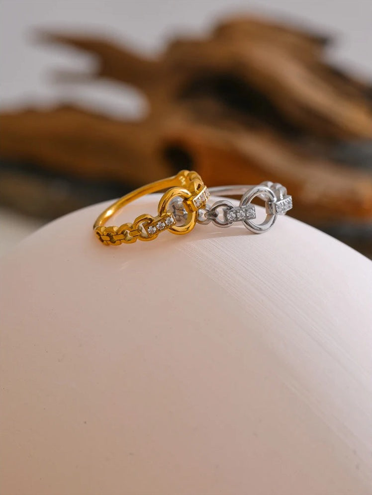 Chain-style ring with a circle and cubic zirconia, gold and silver tone, on a round display – Charmhabit