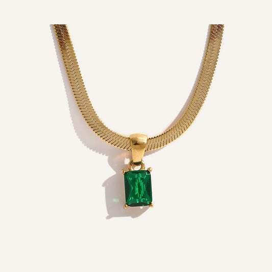 Schlangenkette mit rechteckigem Zirkonia-Anhänger, grün, auf hellem Hintergrund – Charmhabit