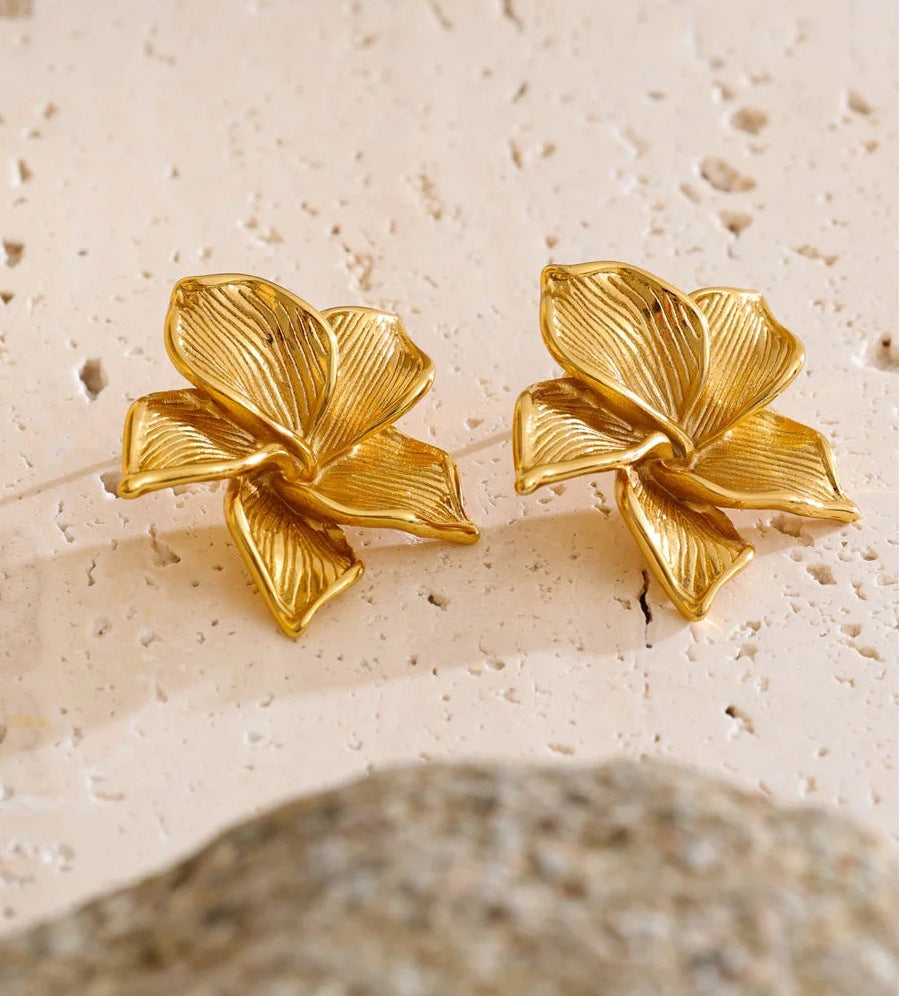 Statement bloem-oorknopjes in goud op lichte steen – Charmhabit