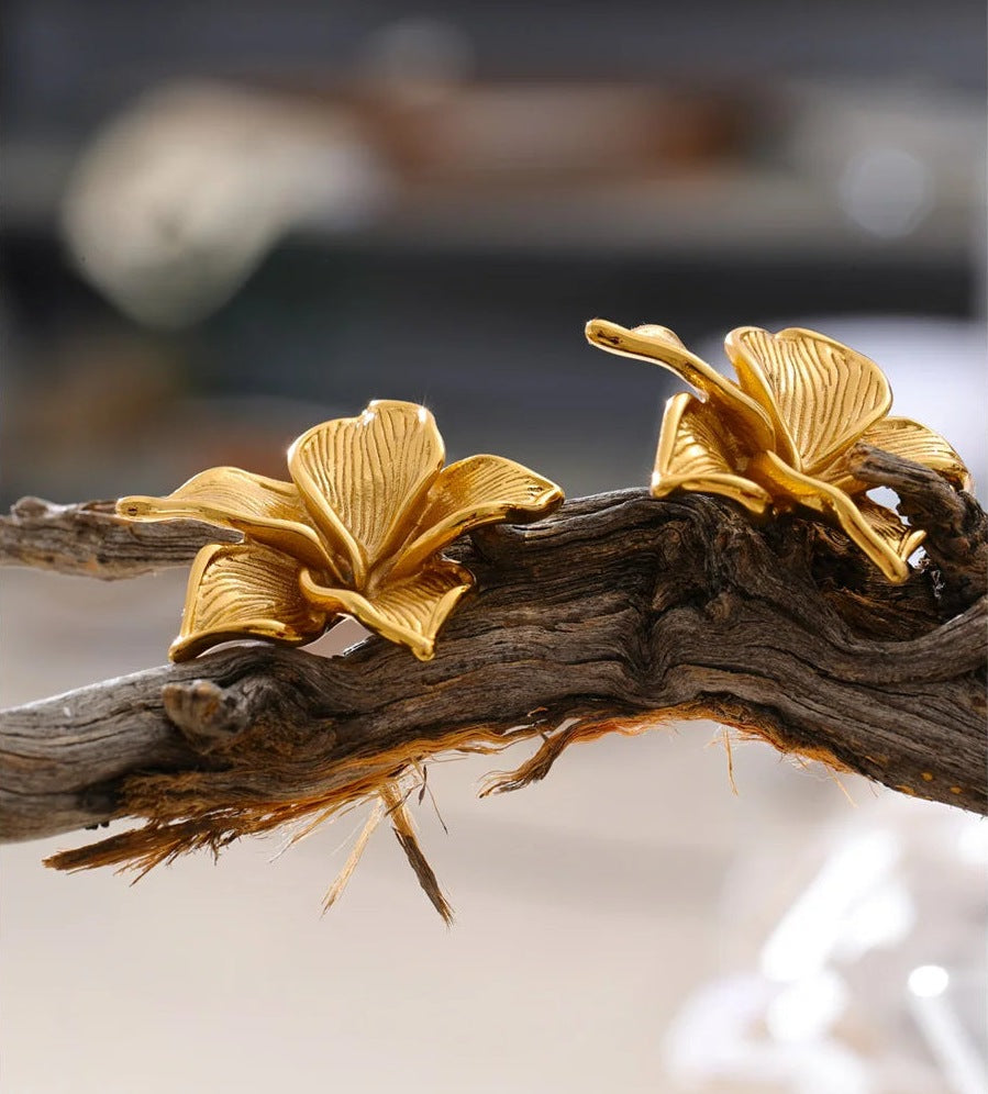 Statement bloem-oorknopjes in goud op een tak – Charmhabit