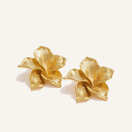 Statement flower stud earrings, gold tone, on a light background – Charmhabit