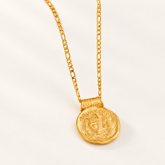 Goudkleurige sterrenbeeldketting met Waterman-hanger op een rustige ivoorkleurige achtergrond