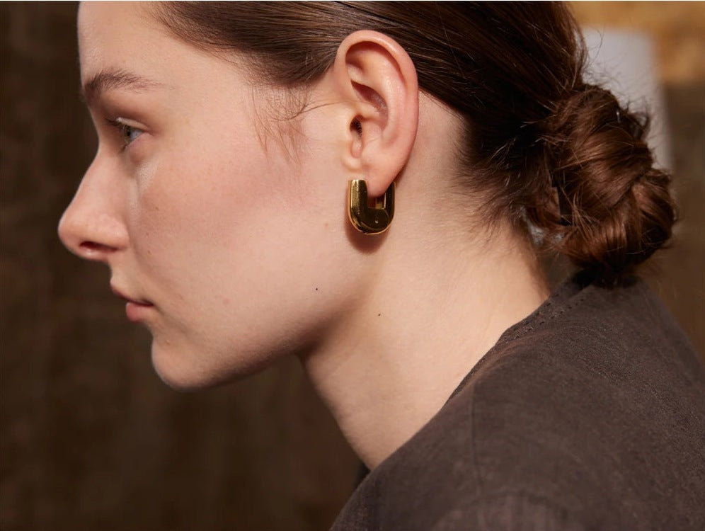 Sturdy U-shaped hoop earrings, gold tone, worn – Charmhabit