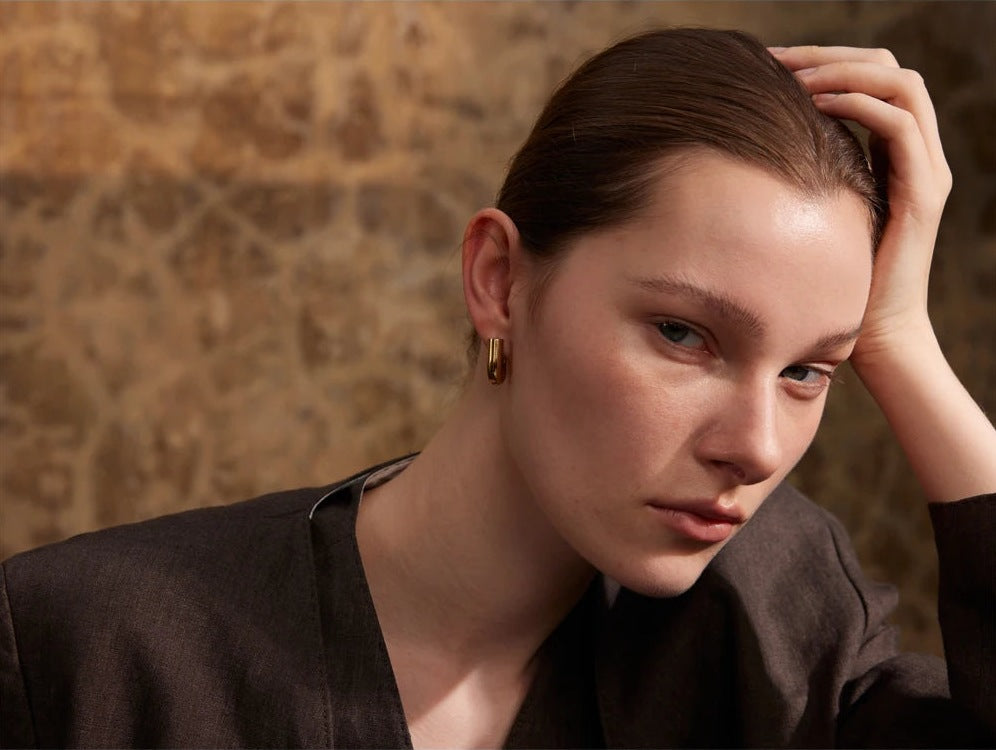 Sturdy U-shaped hoop earrings, gold tone, worn from the front – Charmhabit