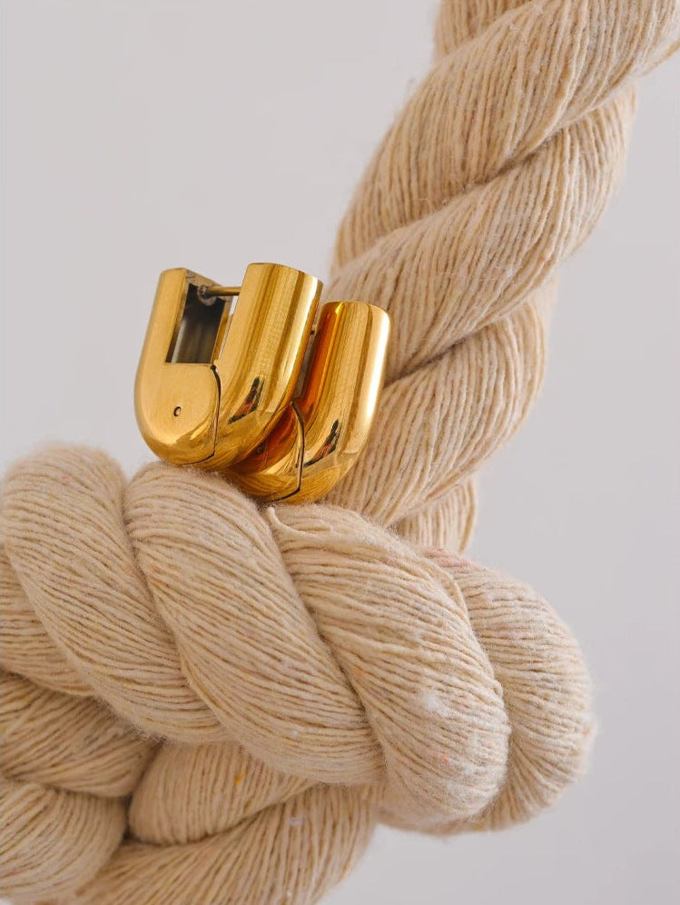 Sturdy U-shaped hoop earrings, gold tone, close-up on rope – Charmhabit