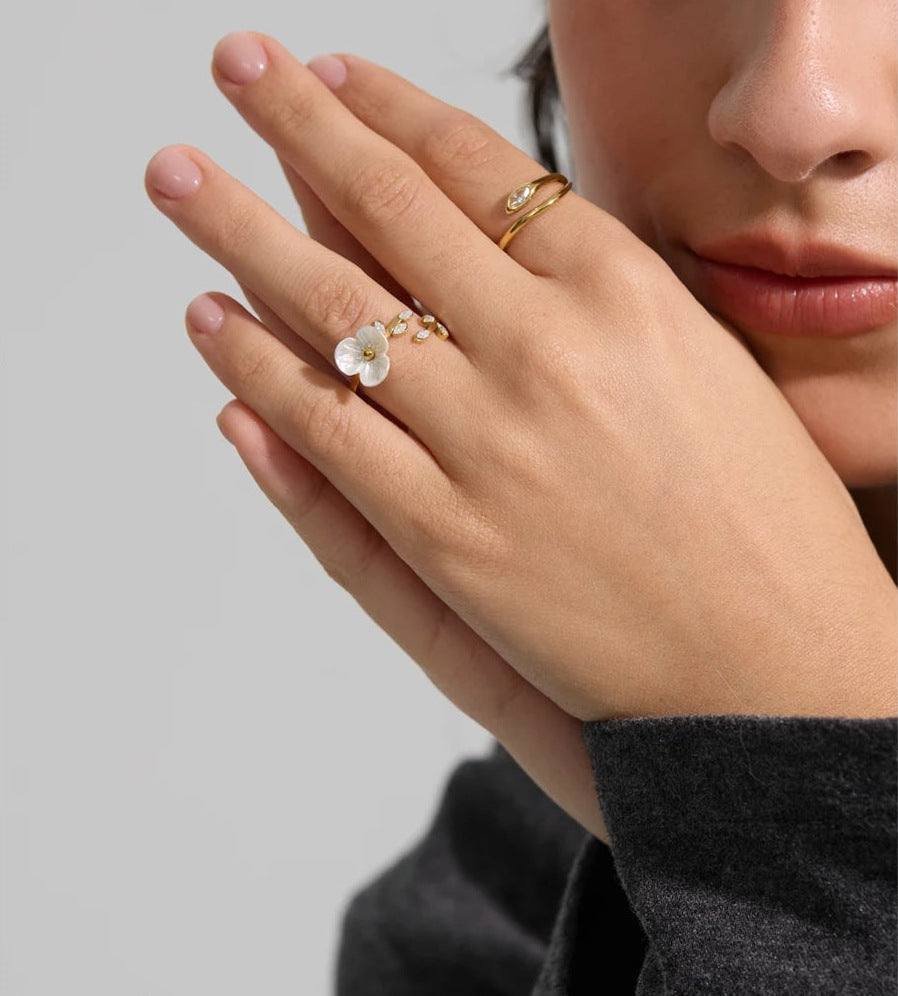 Bague réglable avec zircon, portée – Charmhabit