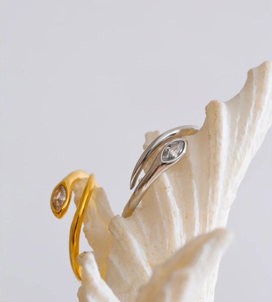 Bague réglable avec zircon, versions dorée et argentée réunies sur un coquillage – Charmhabit