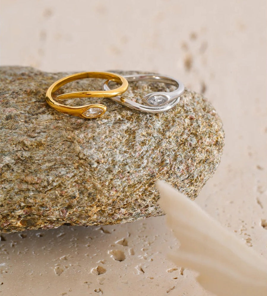 Bague réglable avec zircon, versions dorée et argentée réunies sur un rocher – Charmhabit
