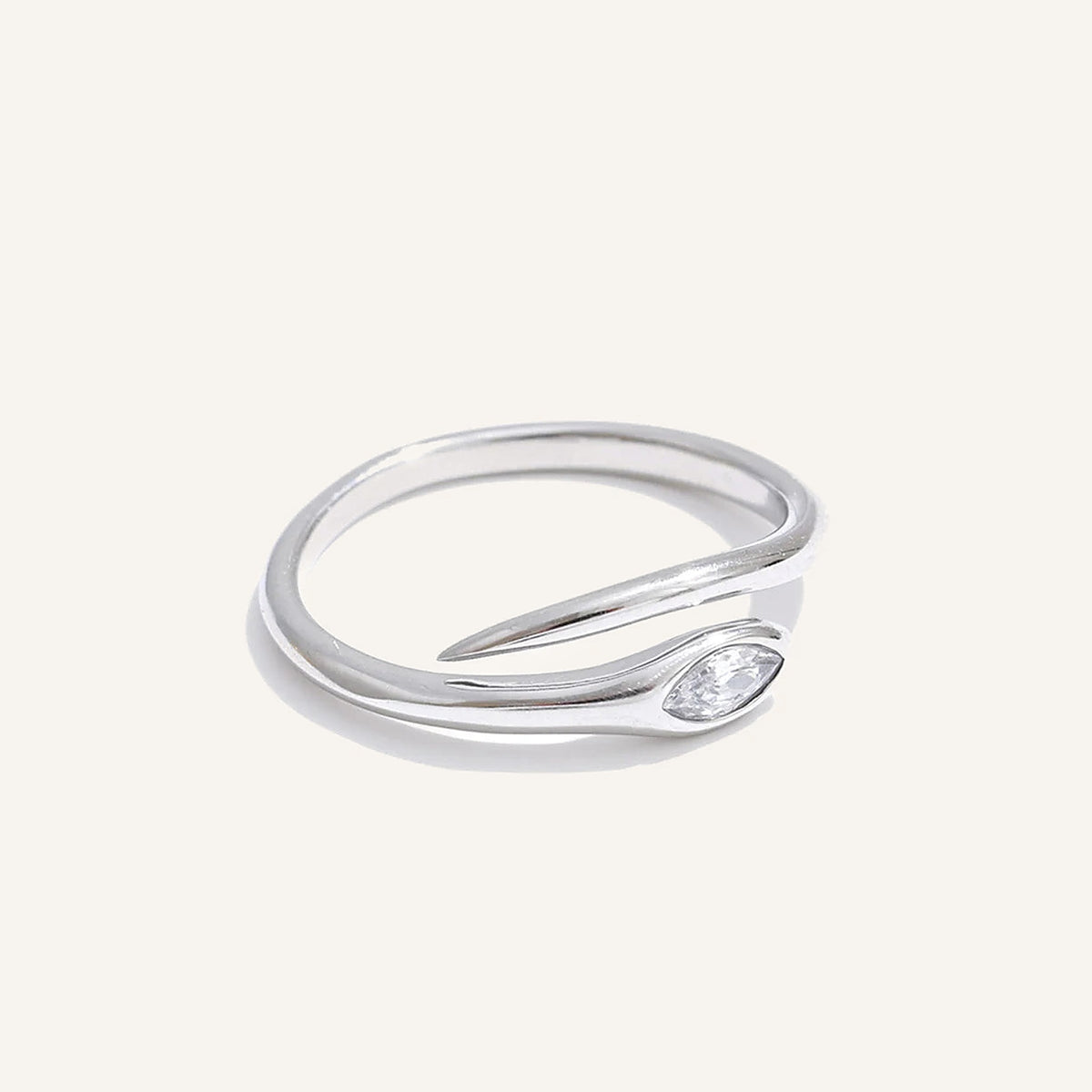 Bague réglable avec zircon, argentée, sur fond clair – Charmhabit