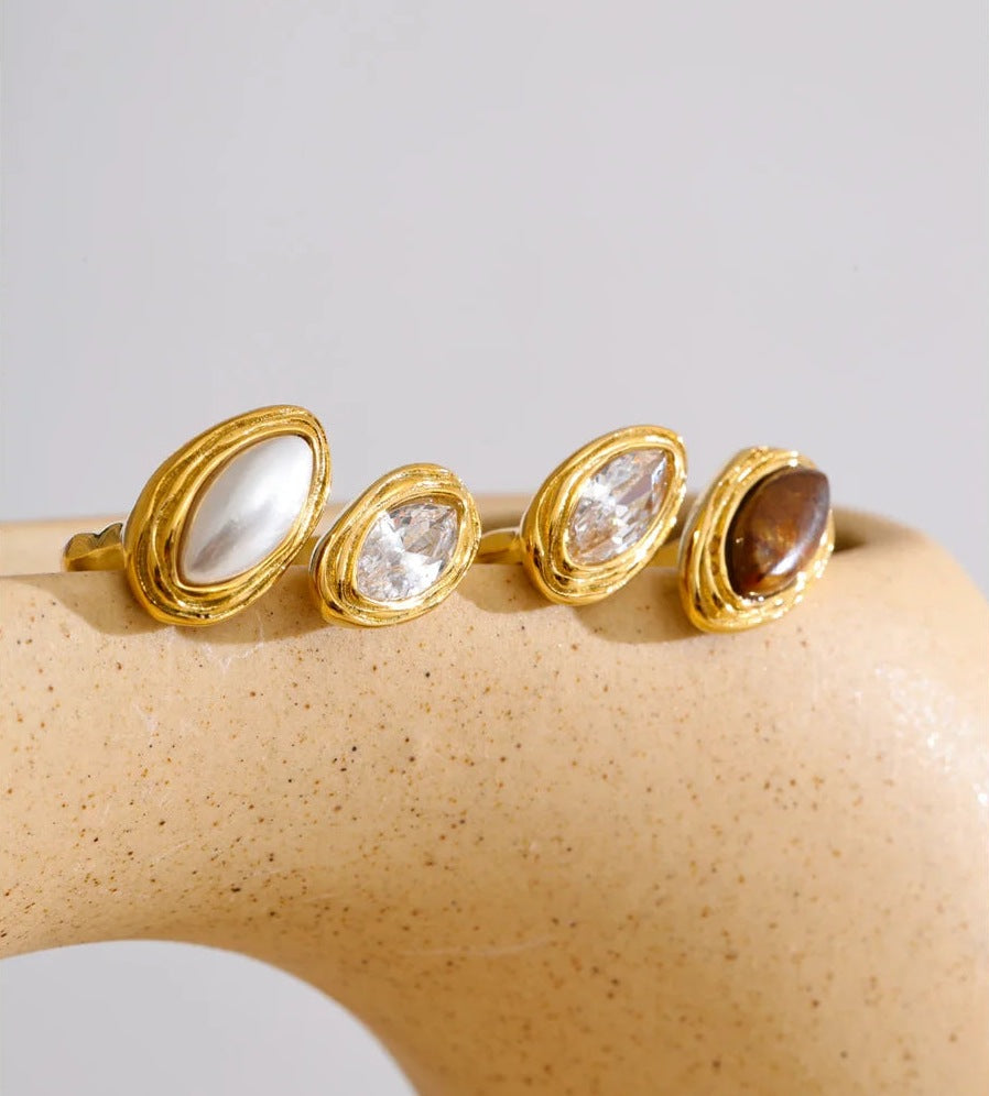 Bague ajustable avec œil de tigre ou perle et zircon, version perle sur une forme incurvée – Charmhabit