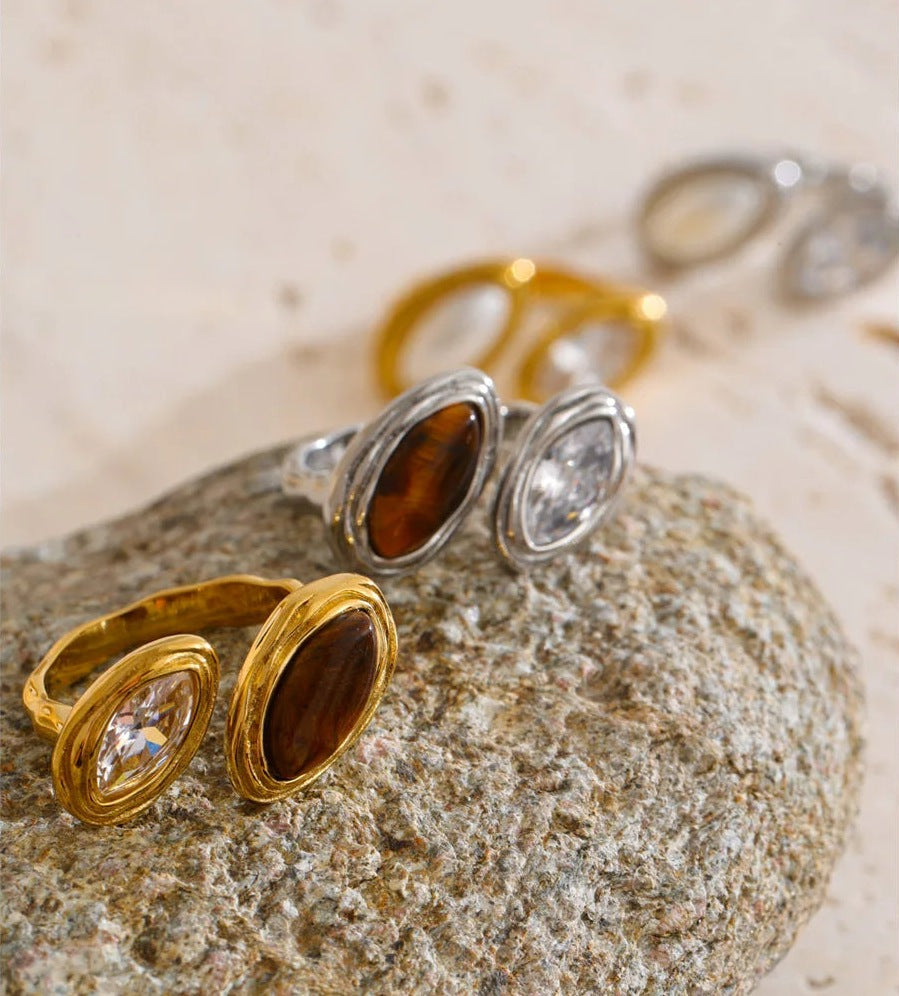 Bagues ajustables avec œil de tigre ou perle et zircon, version œil de tigre sur un rocher – Charmhabit