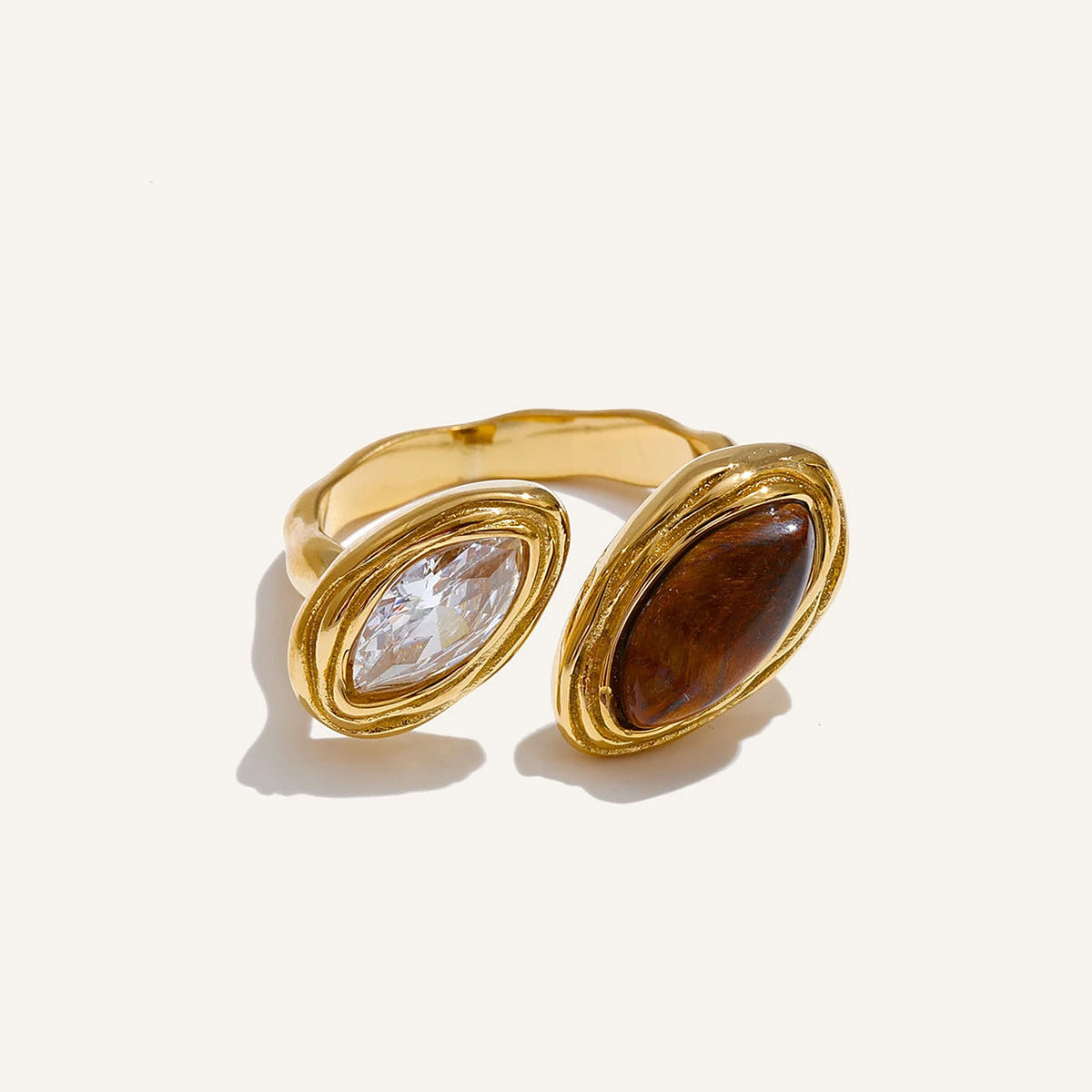 Bague ajustable avec œil de tigre ou perle et zircon, version œil de tigre dorée sur fond clair – Charmhabit