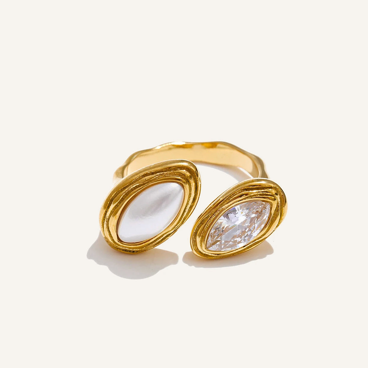 Bague ajustable avec œil de tigre ou perle et zircon, version perle dorée sur fond clair – Charmhabit