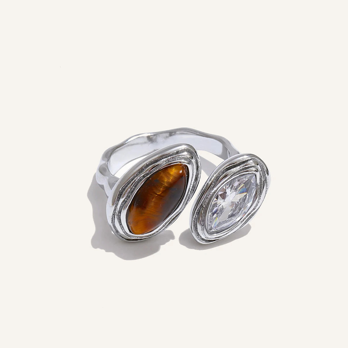 Bague ajustable avec œil de tigre ou perle et zircon, version œil de tigre argentée sur fond clair – Charmhabit