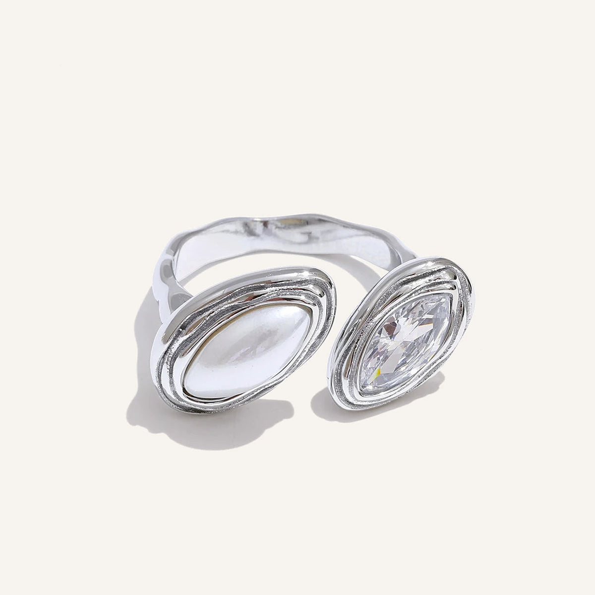 Bague ajustable avec œil de tigre ou perle et zircon, version perle argentée sur fond clair – Charmhabit