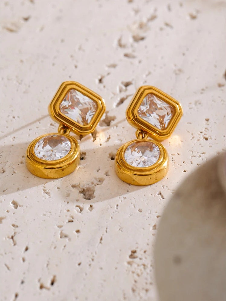 Ohrhänger mit quadratischem und ovalem Zirkonia, auf hellem Stein – Charmhabit