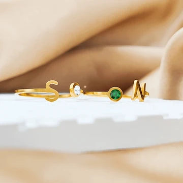 Initialenring met geboortesteen